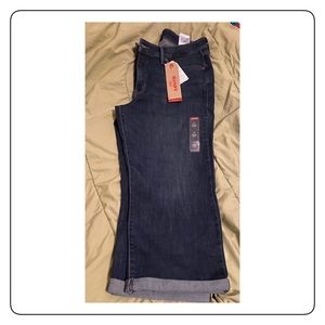 New Levi”s Capri Jeams 18w.